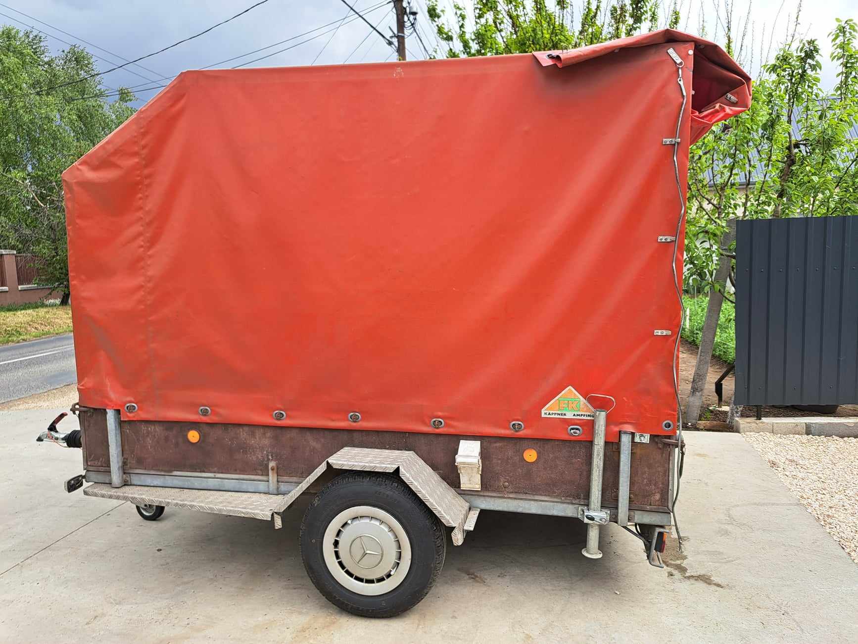 Nagy piros ponyvás illusztráció