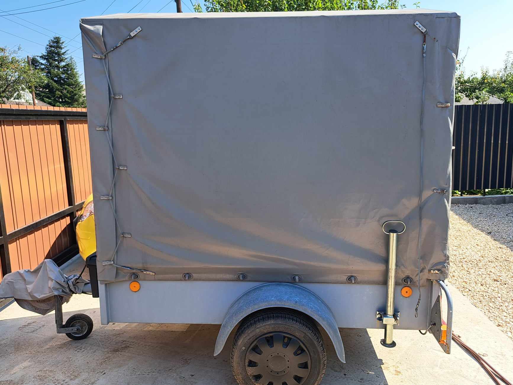 Szürke magas ponyvás illusztráció